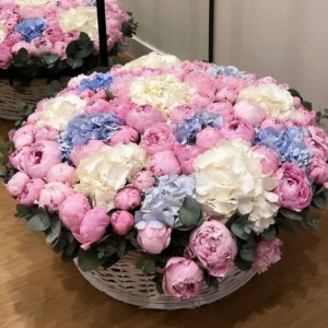 Корзина розовые пионы с гортензией
